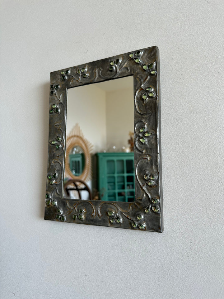 Miroir à accrocher en métal repoussé orné de pierres fantaisie