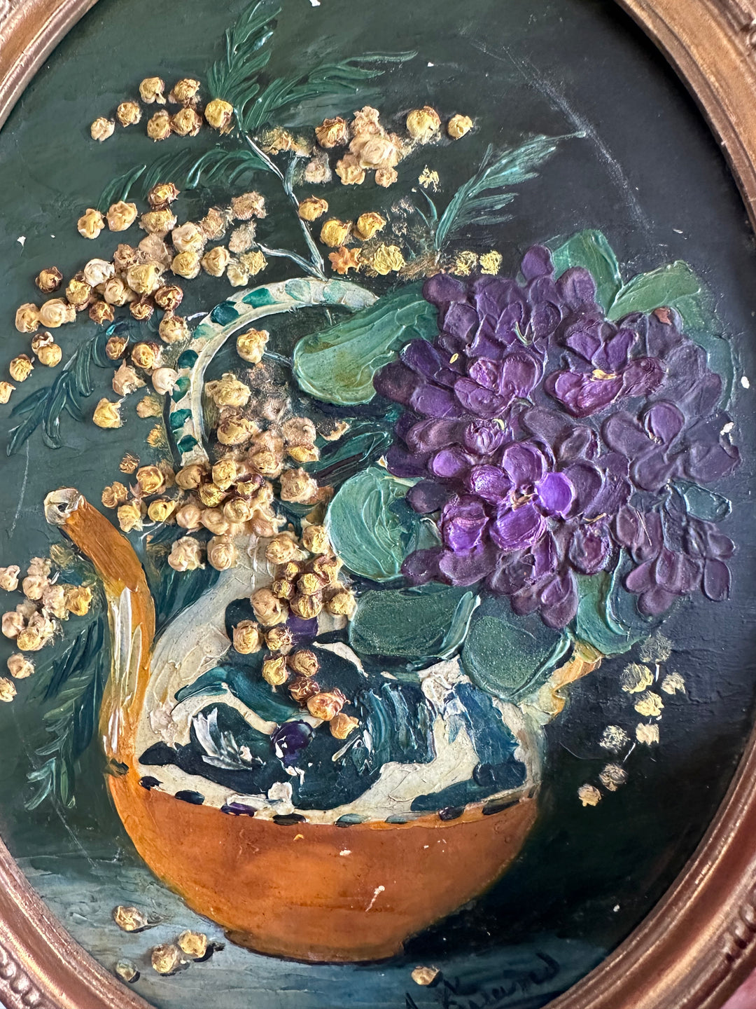 Peinture signée mimosa et violettes en pâte de relief dans cadre en bois doré