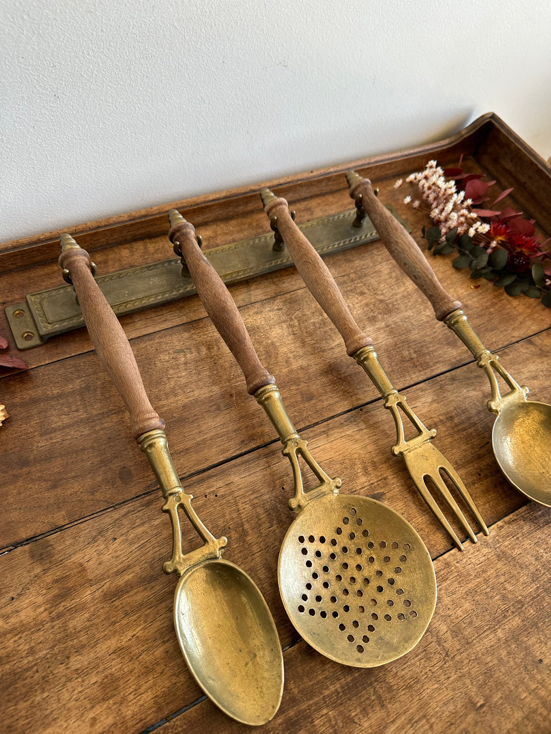 Ustensiles de cuisine en laiton et bois avec présentoir mural en laiton