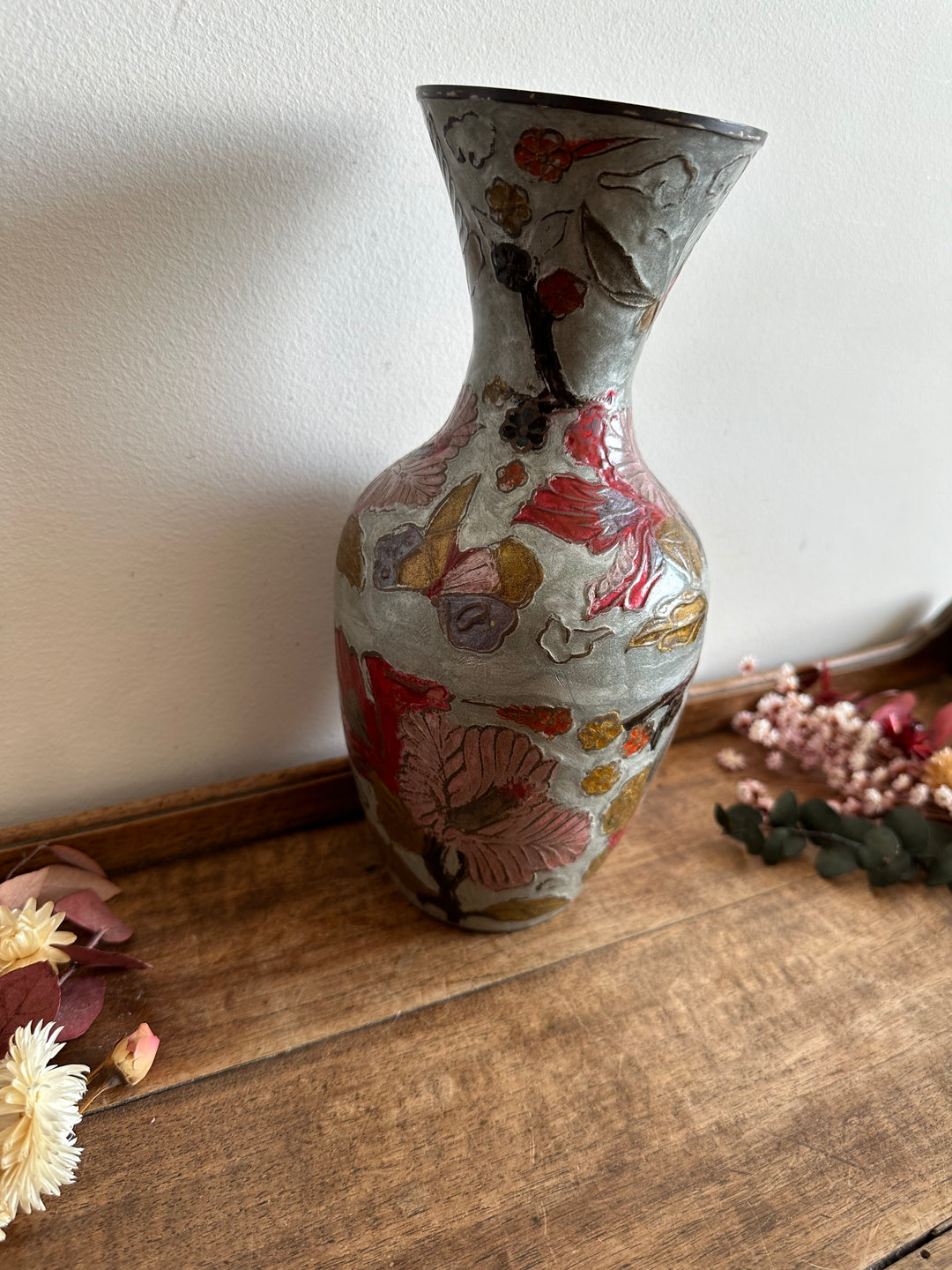 Vase en laiton émaillé fleurs rouge sur fond gris