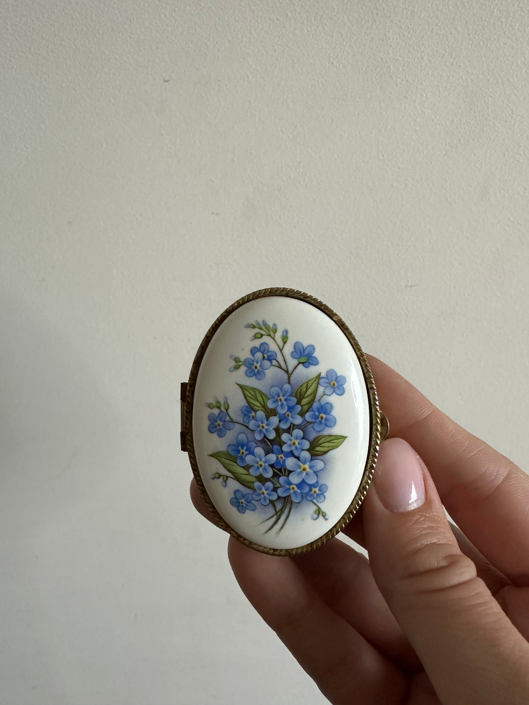 Piluliers en métal et porcelaine décorés de fleurs