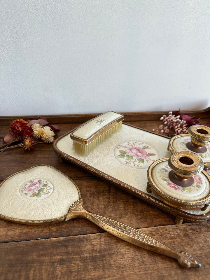 Ensemble de toilette en laiton repoussé et dentelle fleurie années 50