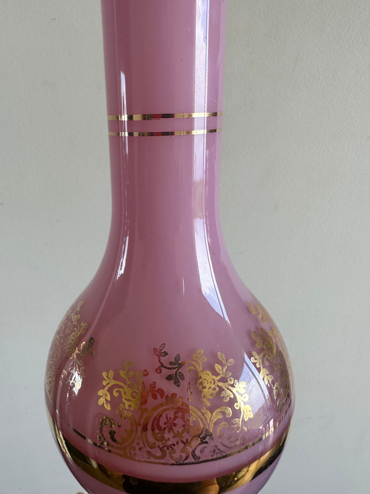 Vase en opaline rose serti d'un camé en résine