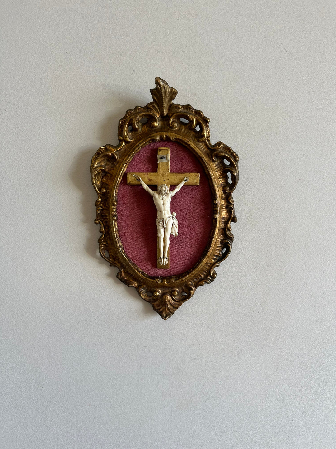 Crucifix en ivoire et bois encadré sur velours rose 19 eme