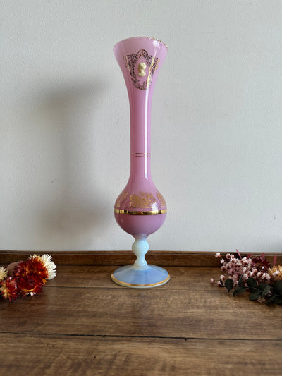 Vase en opaline rose serti d'un camé en résine