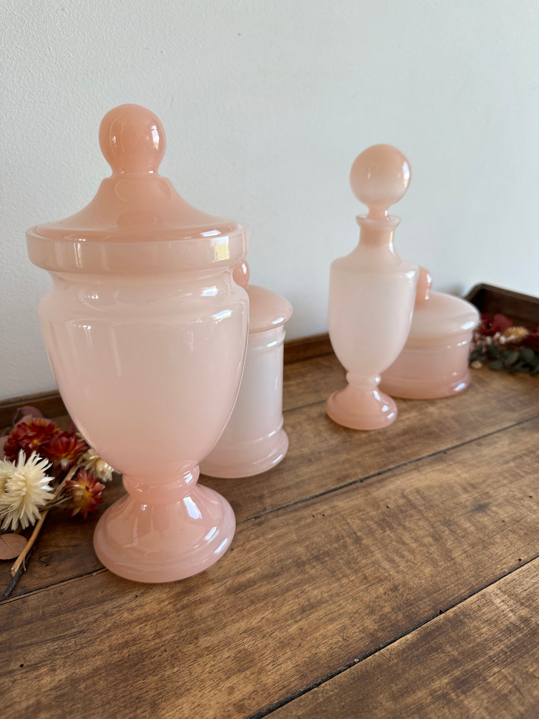 Ensemble de salle de bain en opaline rose années 60