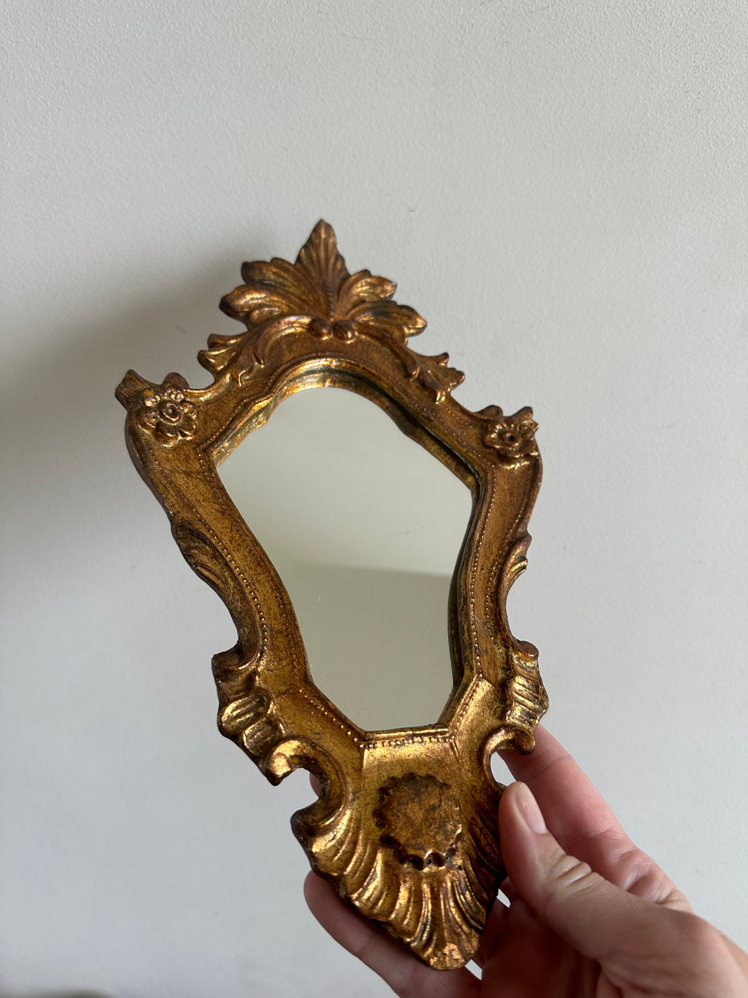 Miroir rocaille en bois doré