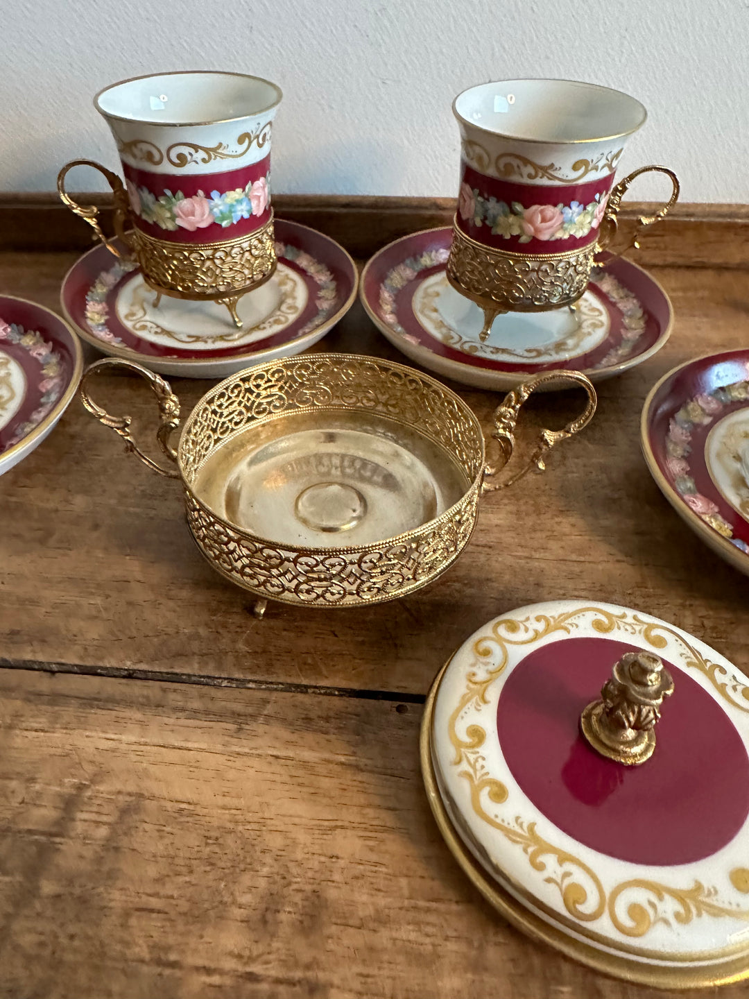 Tasses à café en porcelaine Décor de Paris armature en métal doré années 50