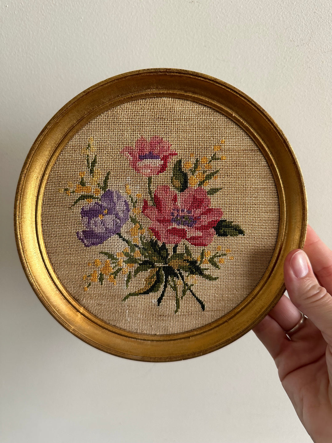 Broderie ancienne fleurs roses cadre rond en bois doré