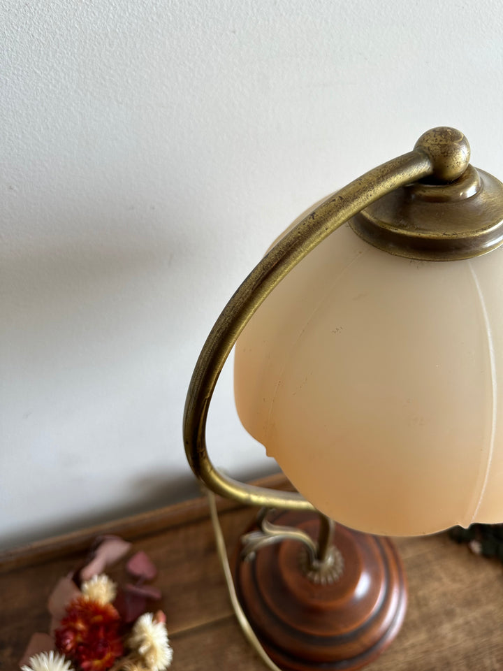 Lampe en laiton et bois globe tulipe couleur pêche poudrée