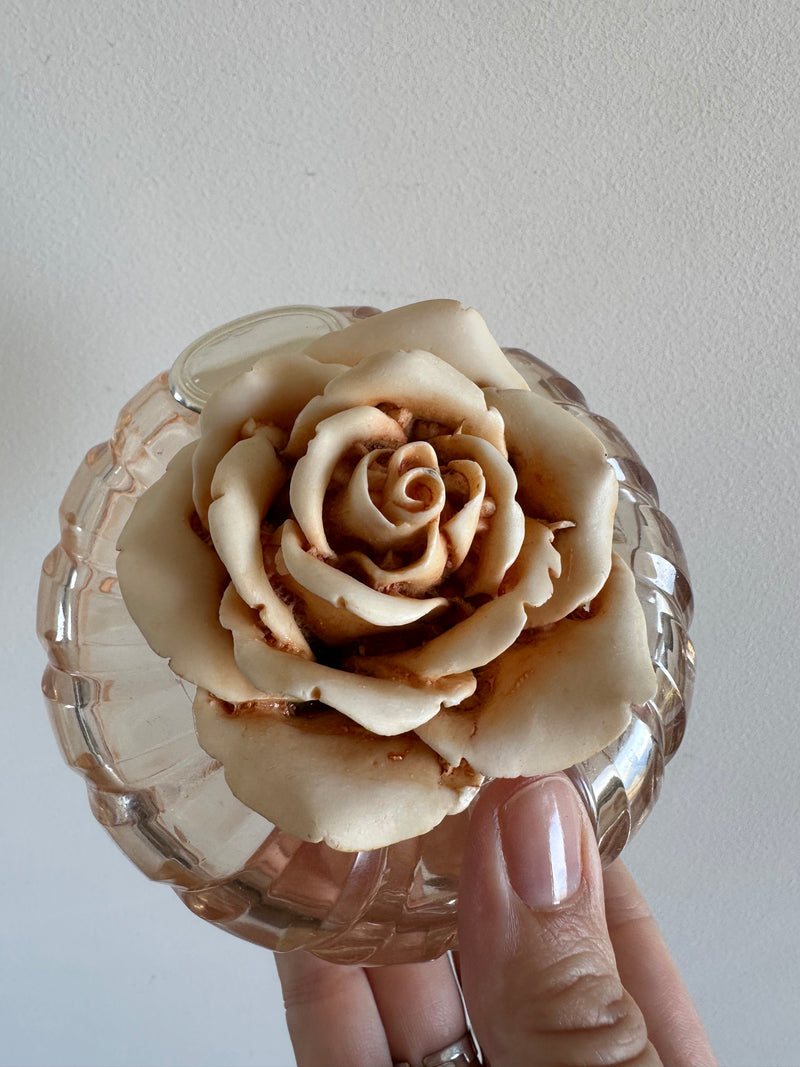 Bonbonnière en verre ornement rose sculpté