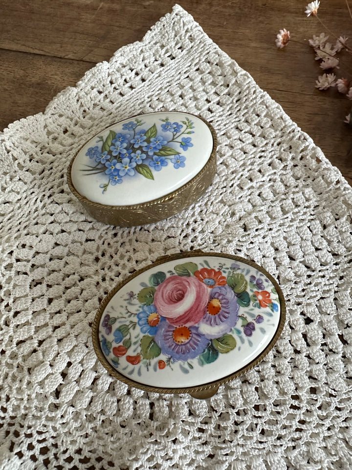 Piluliers en métal et porcelaine décorés de fleurs