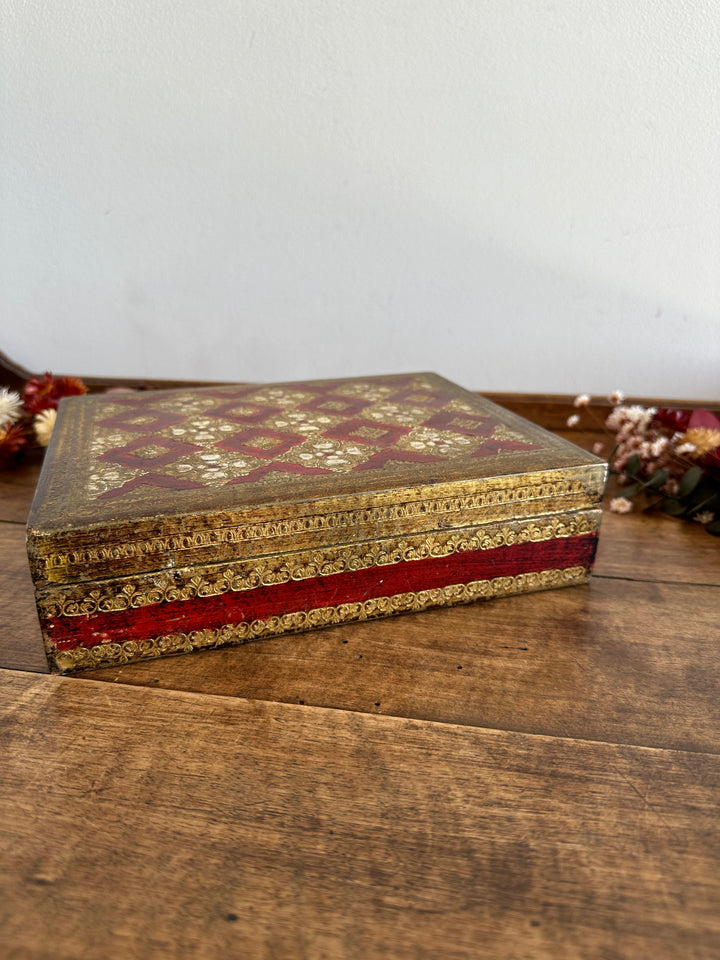 Boite en bois rectangulaire or et rouge décorations style florentin