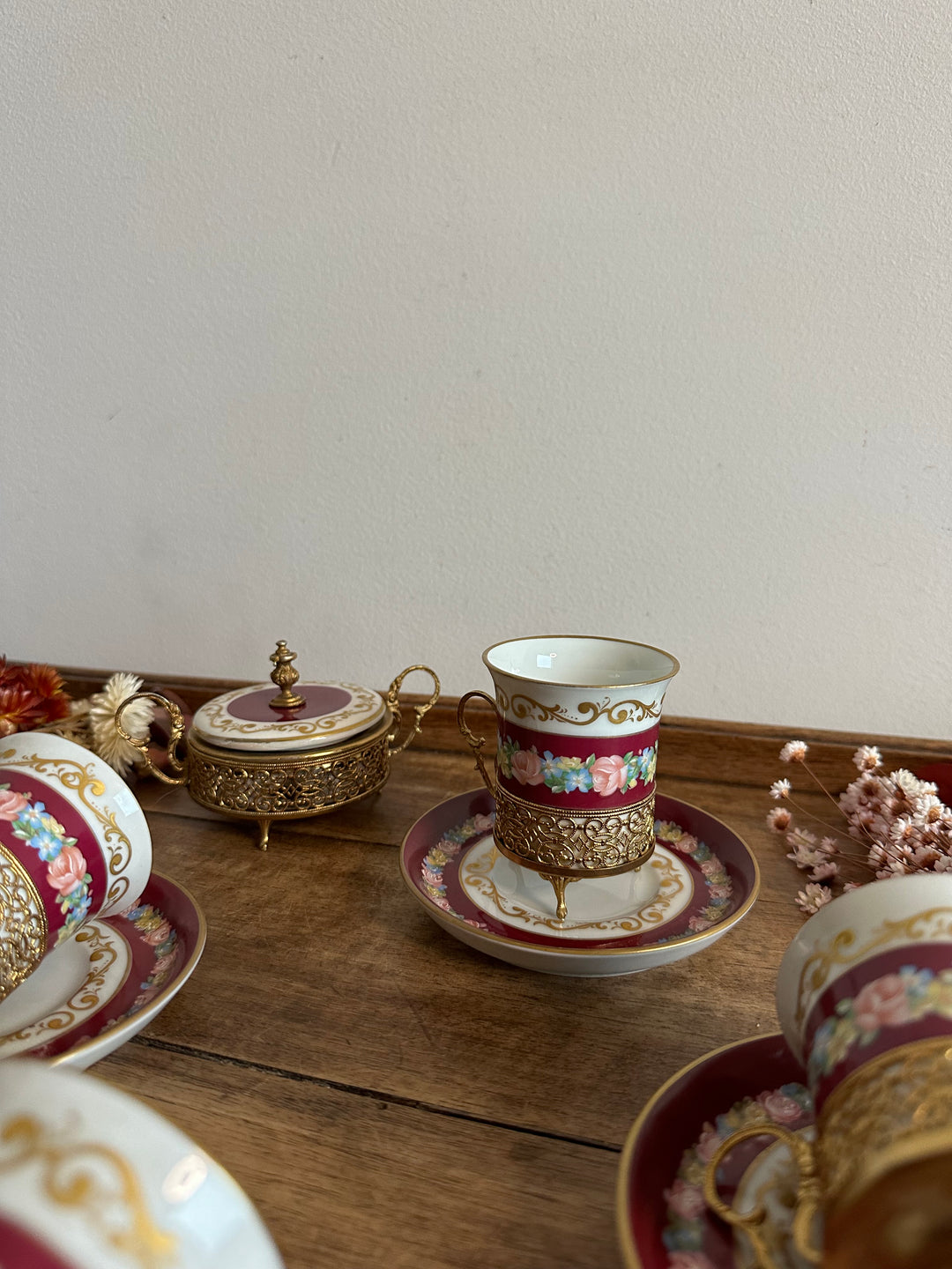 Tasses à café en porcelaine Décor de Paris armature en métal doré années 50