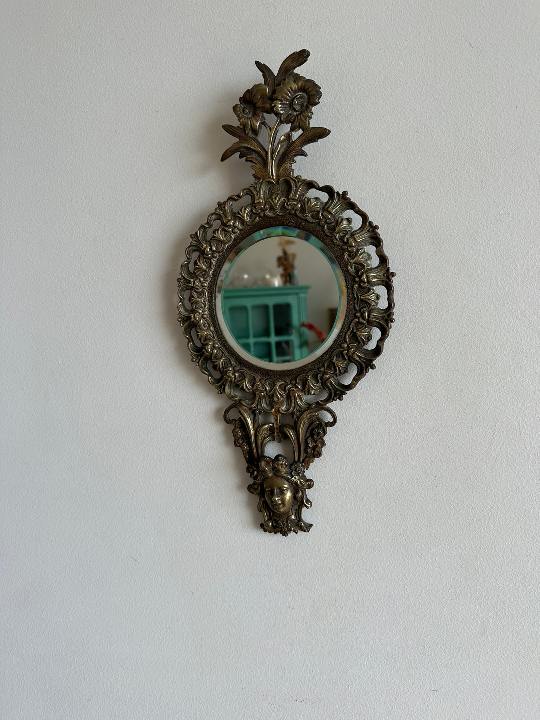 Miroir en bronze 19ème style baroque fronton marguerites