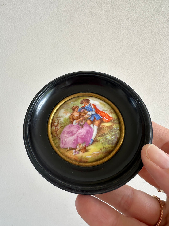 Impression sur porcelaine de Limoges scène d'époque d'après Fragonard cerclée de noir