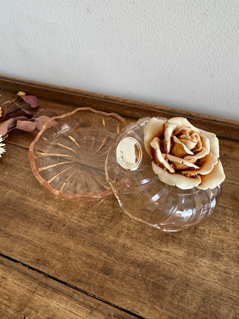 Bonbonnière en verre ornement rose sculpté