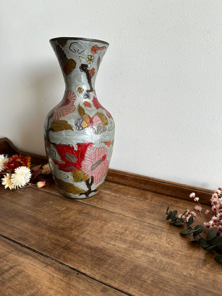 Vase en laiton émaillé fleurs rouge sur fond gris