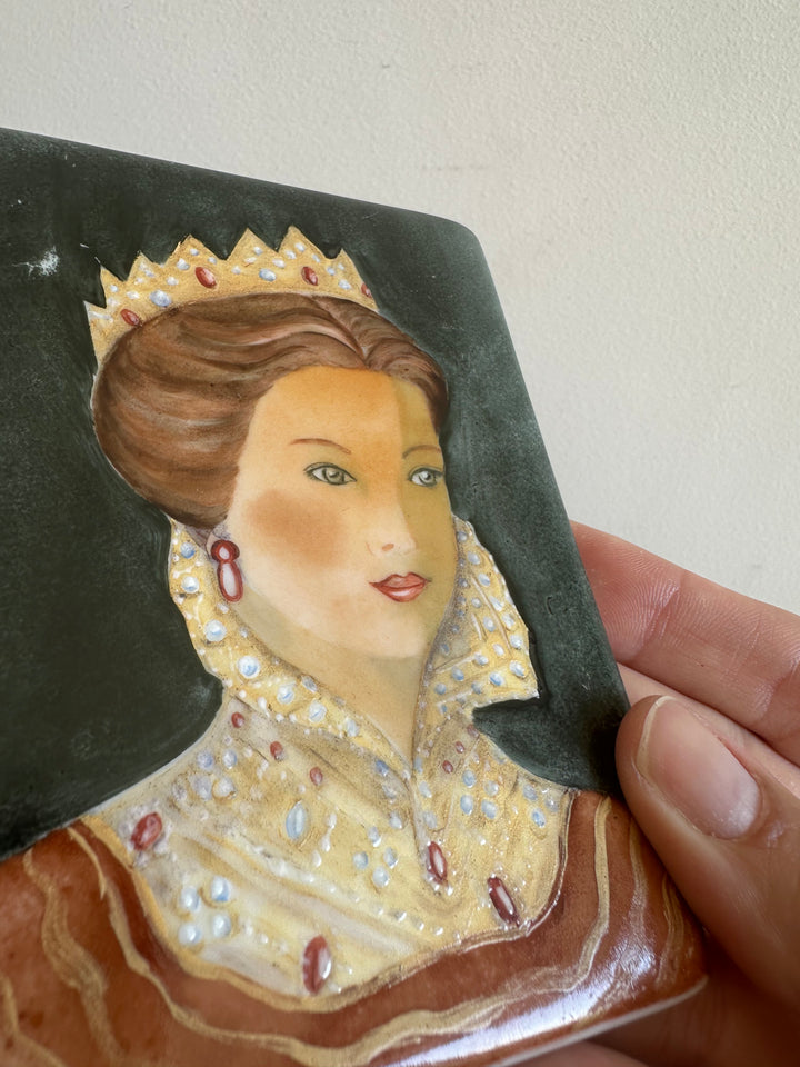 Portraits Reine sur porcelaine émaillée fond vert années 40