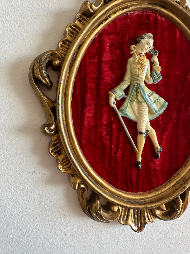 Figurine sur fond de velours rouge encadrement rococo doré