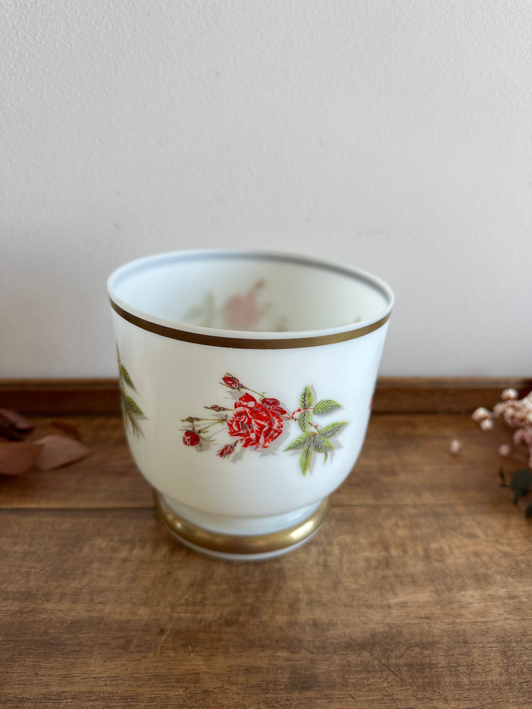 Cache-pot en opaline blanche motifs roses rouges