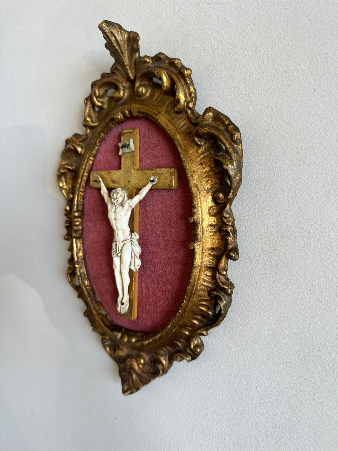 Crucifix en ivoire et bois encadré sur velours rose 19 eme