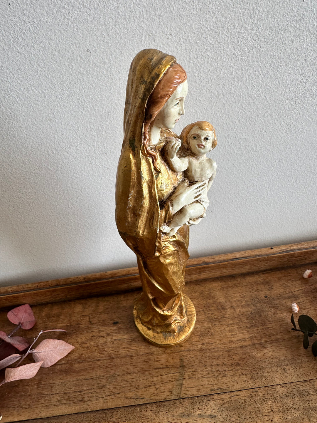 Statuette de la vierge et l'enfant en résine dorée peinte à la main