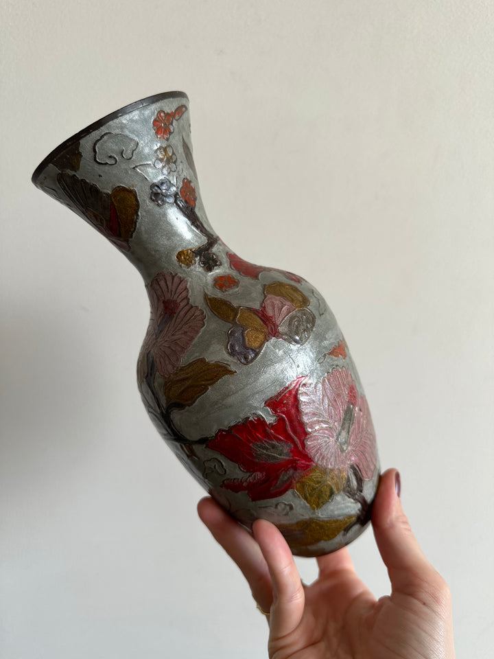 Vase en laiton émaillé fleurs rouge sur fond gris