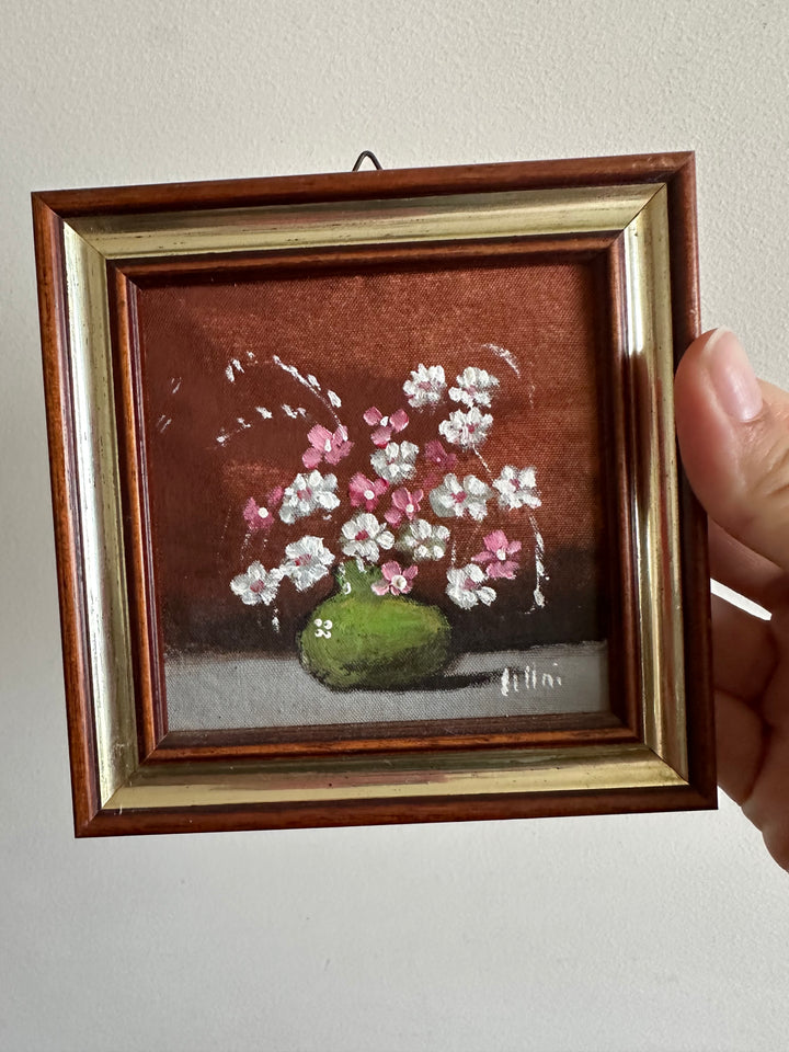 Peinture sur tissu signée fond bordeaux cadre en bois doré