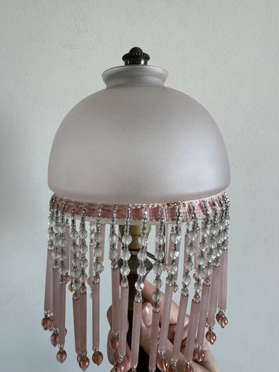 Lampe style charleston pampilles rose pâle pied en laiton