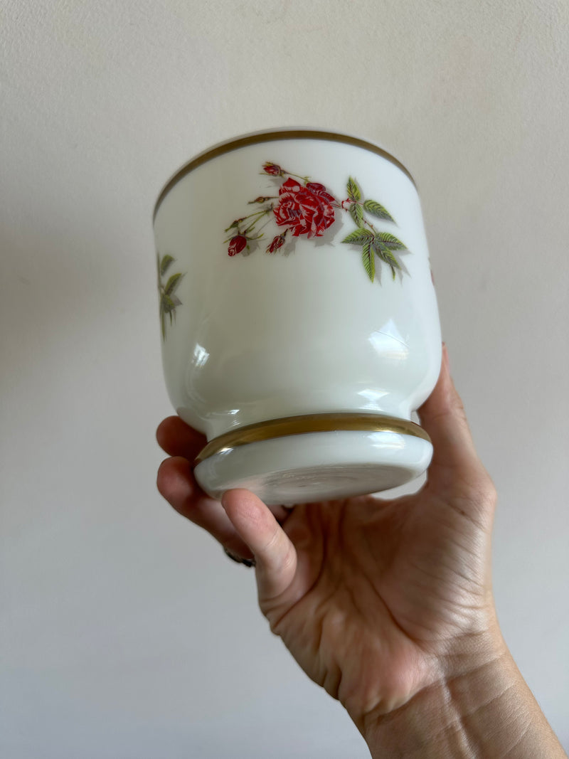 Cache-pot en opaline blanche motifs roses rouges