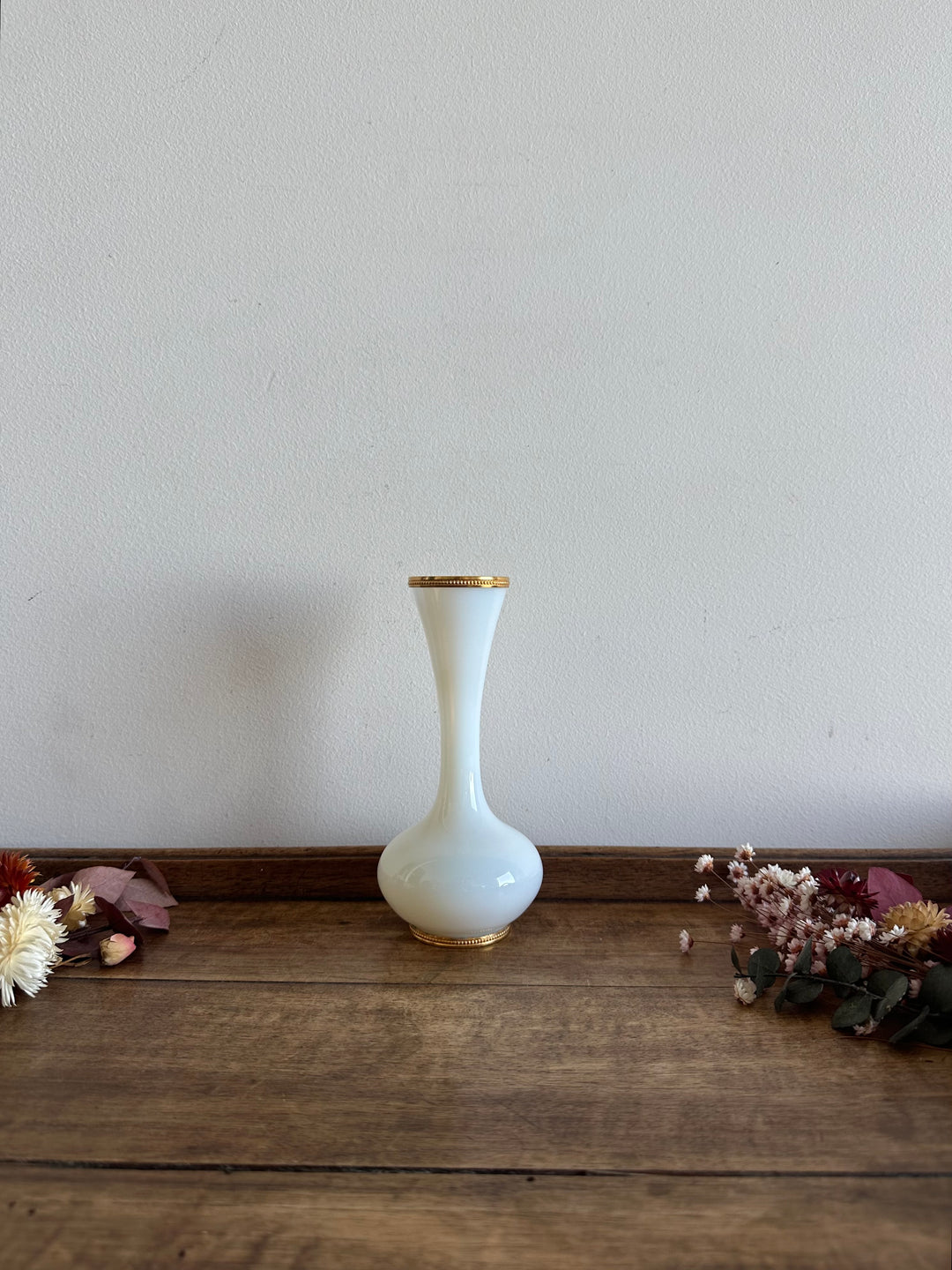 Vase en opaline blanche cerclé de laiton socle et ouverture