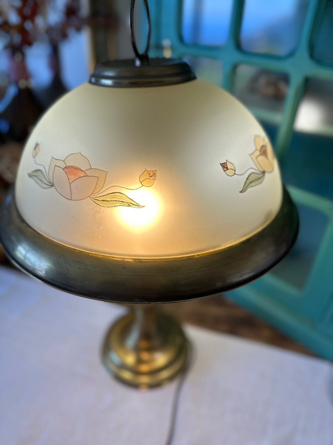 Lampe en laiton globe coupelle gravée de fleurs roses