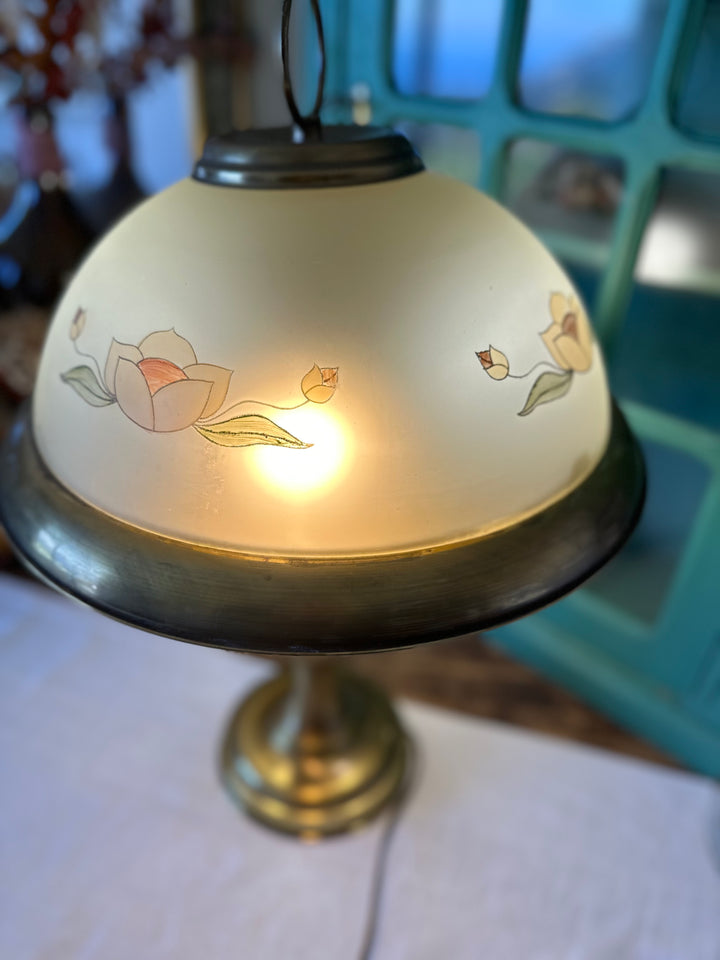 Lampe en laiton globe coupelle gravée de fleurs roses