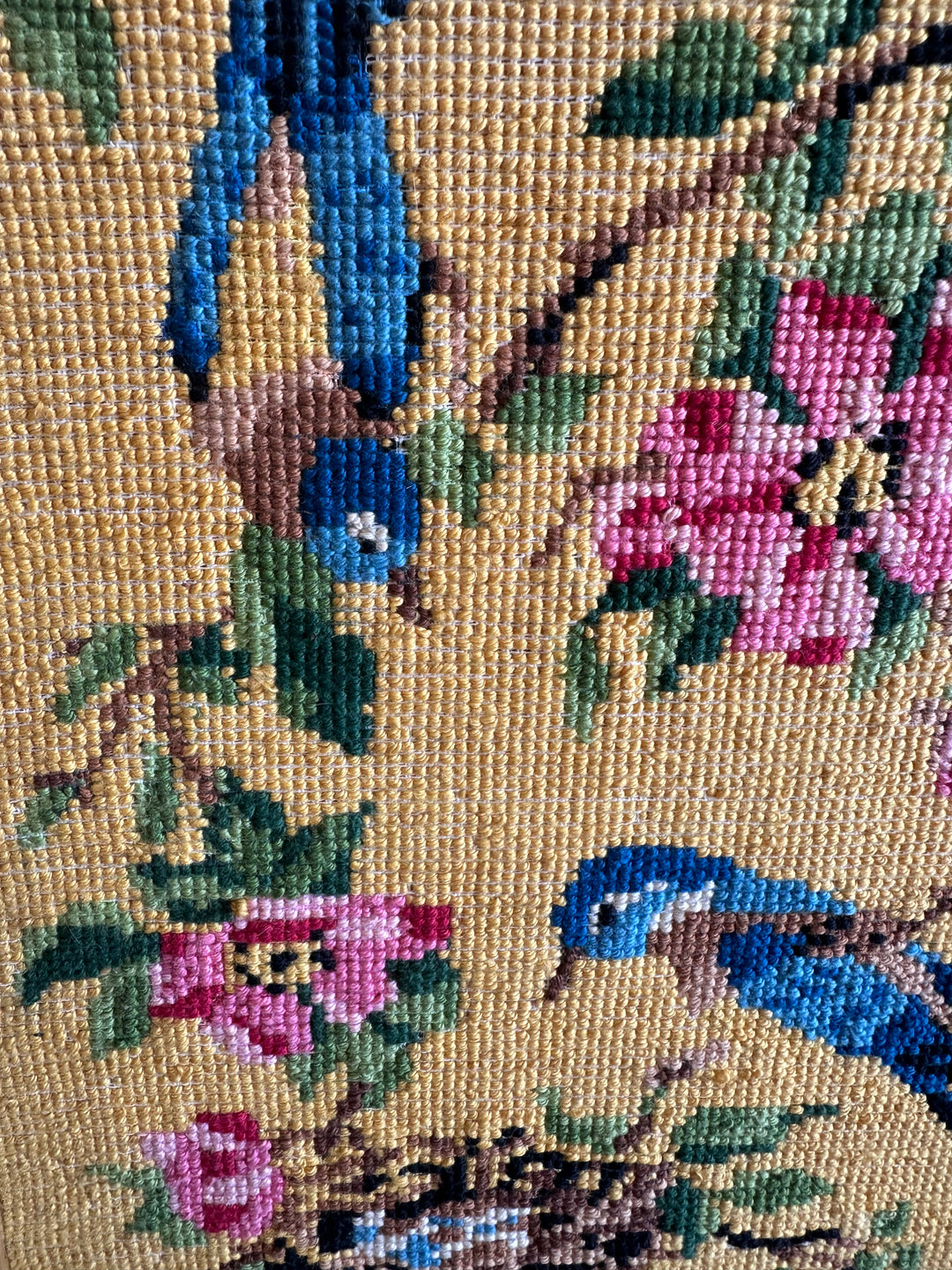 Broderie oiseaux sur fond jaune