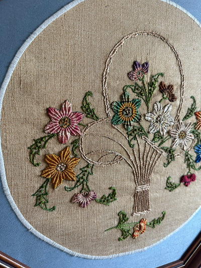 Broderie 19ème dans cadre en bois hexagonal