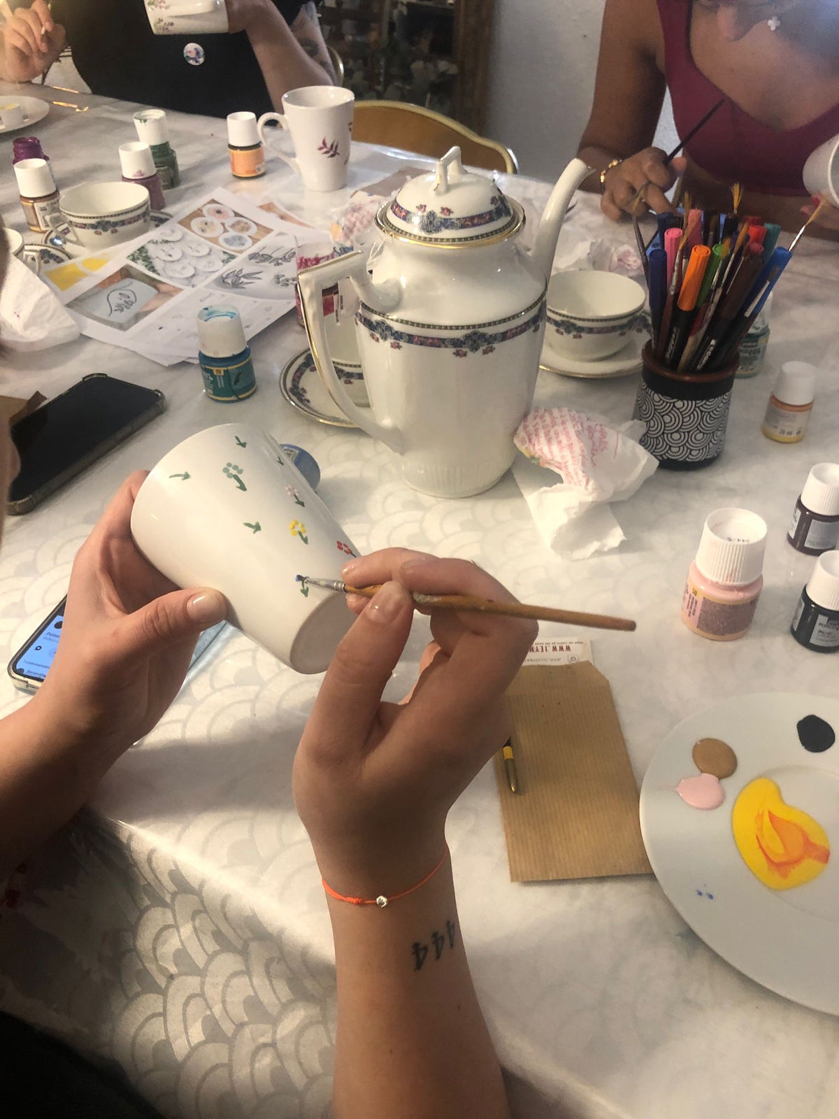 Kit Peinture sur Tasse avec Tasses Blanches à Décorer, Couleurs, Pinceaux, Éponge, Guide, Kit de Peinture sur Céramique pour Adultes, Kit Mug à Peindre, DIY Mug Tasse à Peindre pour Débutants Kit Peinture sur Tasse avec Tasses Blanches à Décorer, Couleurs, Pinceaux, Éponge, Guide, Kit de Peinture sur Céramique pour Adultes, Kit Mug à Peindre, DIY Mug Tasse à Peindre pour Débutants