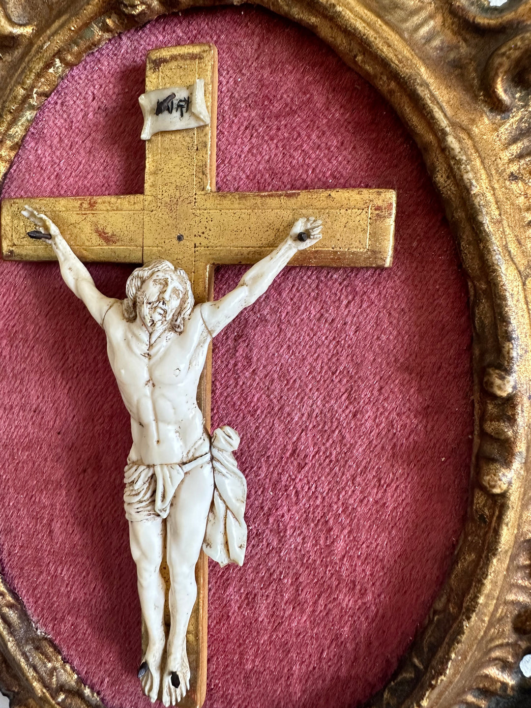 Crucifix en ivoire et bois encadré sur velours rose 19 eme