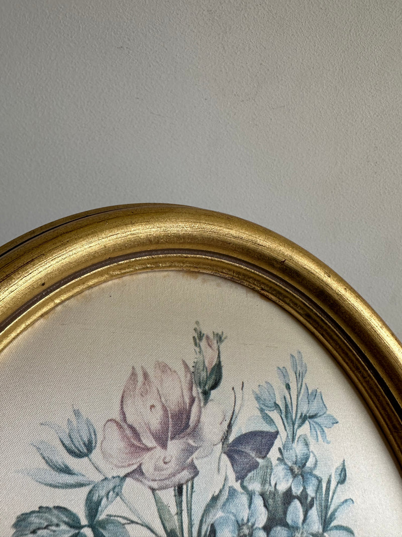 Impressions sur soie compositions florales dans cadres en bois dorés ovales
