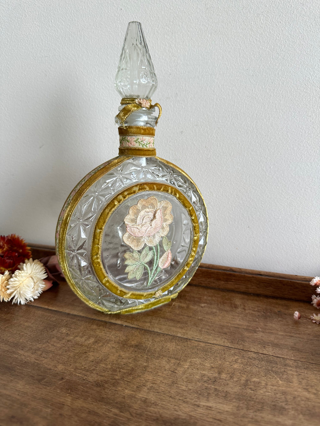 Bouteille en verre décorative cerclée de velours