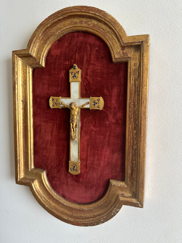 Crucifix en laiton et nacre encadré sur fond de velours rouge grenat