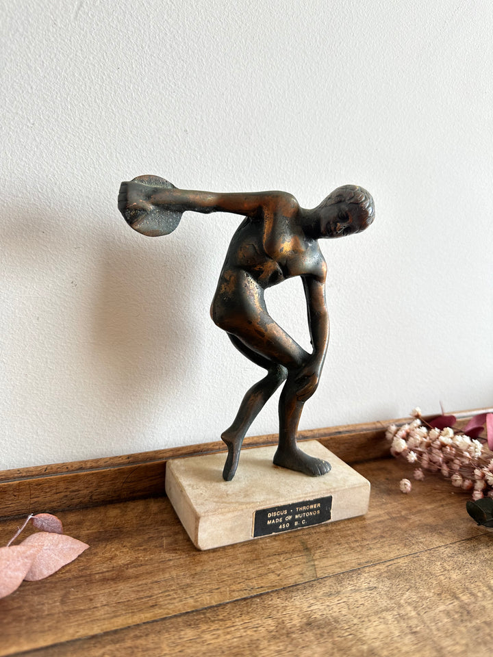 Statuette en bronze sur socle en marbre représentant Discobole