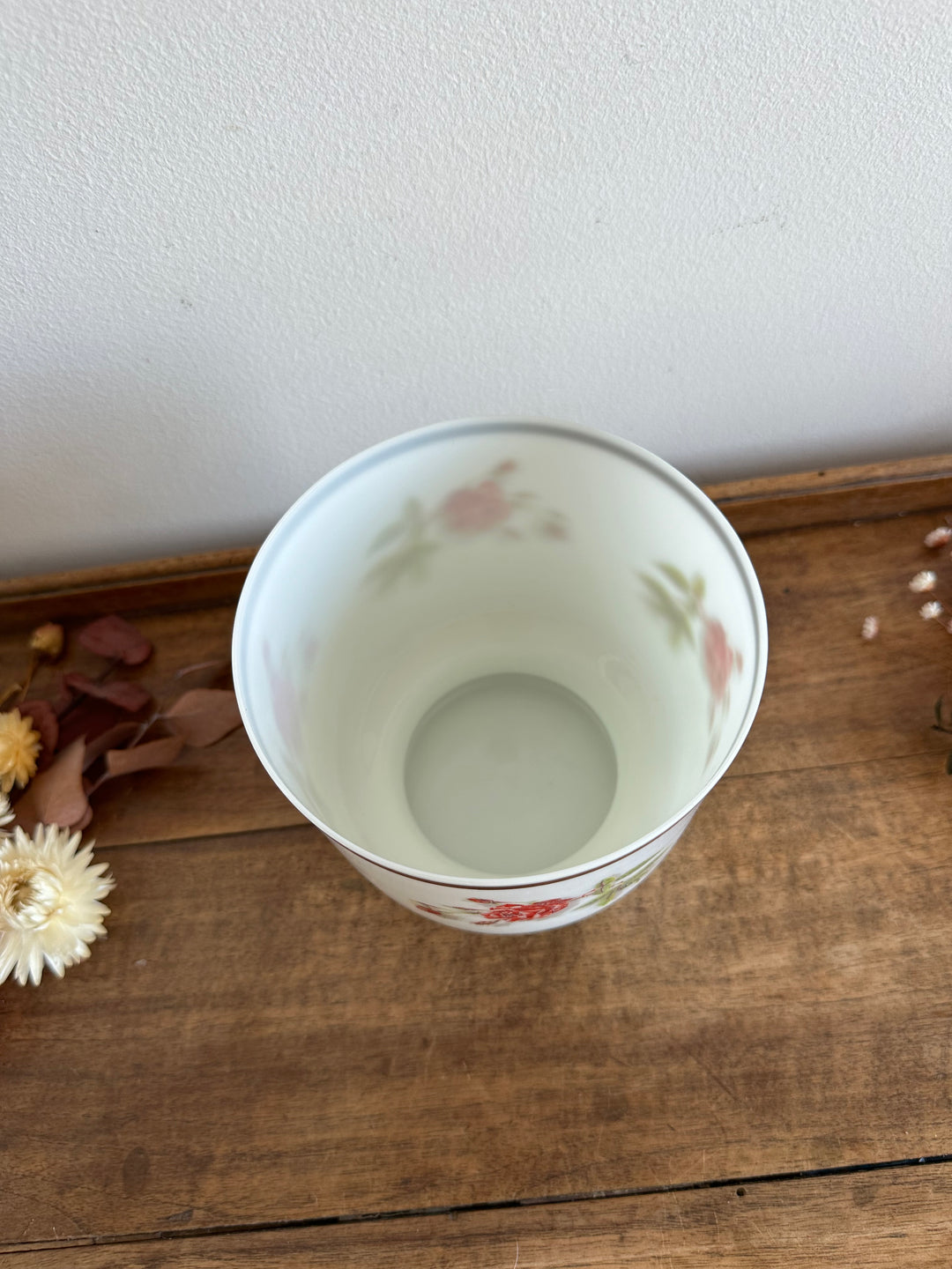 Cache-pot en opaline blanche motifs roses rouges