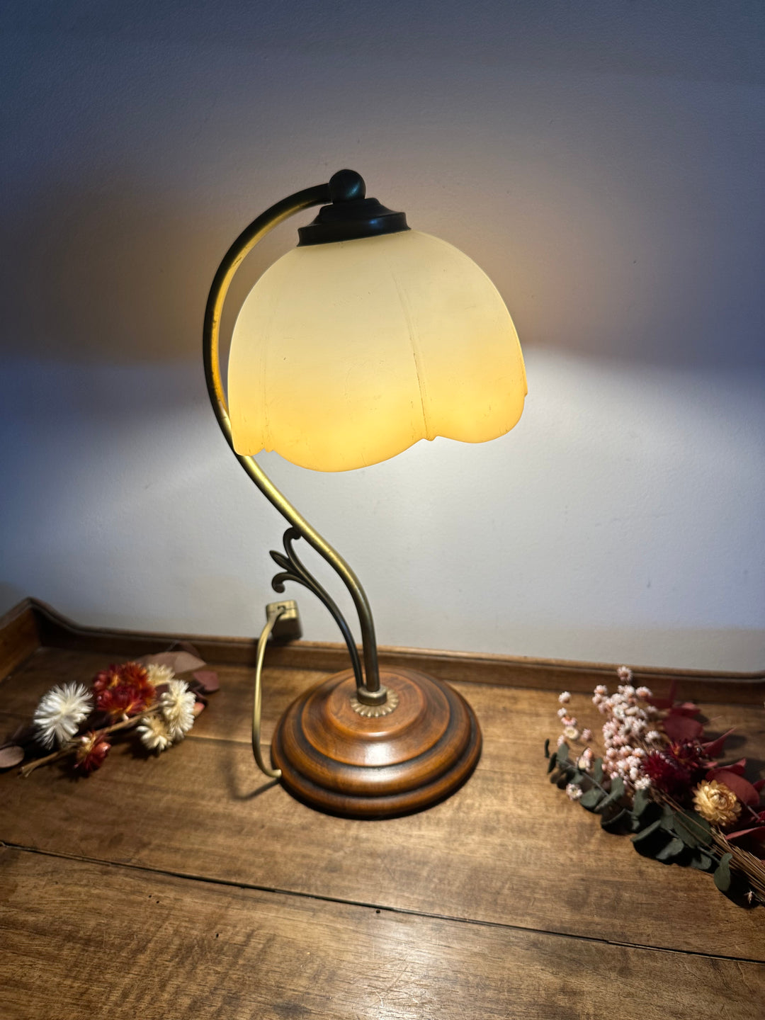 Lampe en laiton et bois globe tulipe couleur pêche poudrée