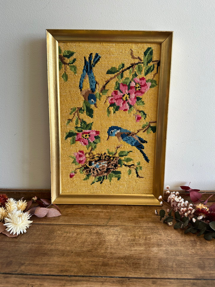 Broderie oiseaux sur fond jaune