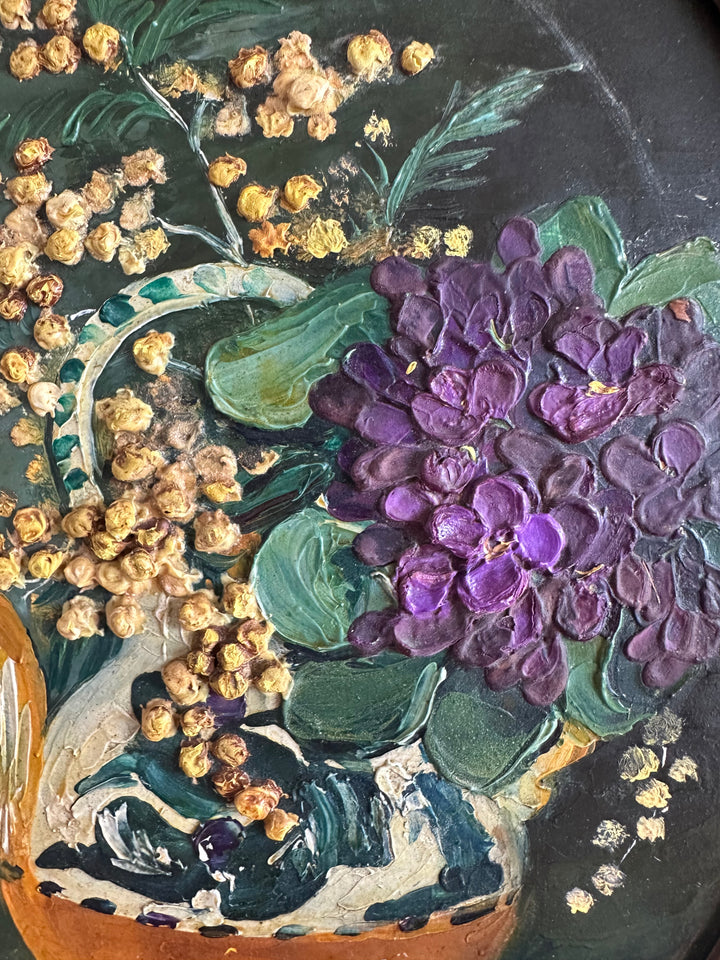 Peinture signée mimosa et violettes en pâte de relief dans cadre en bois doré