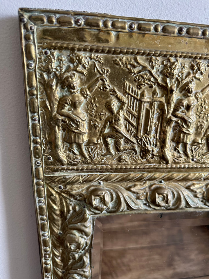 Miroir biseauté rectangulaire années 30 recouvert de laiton repoussé