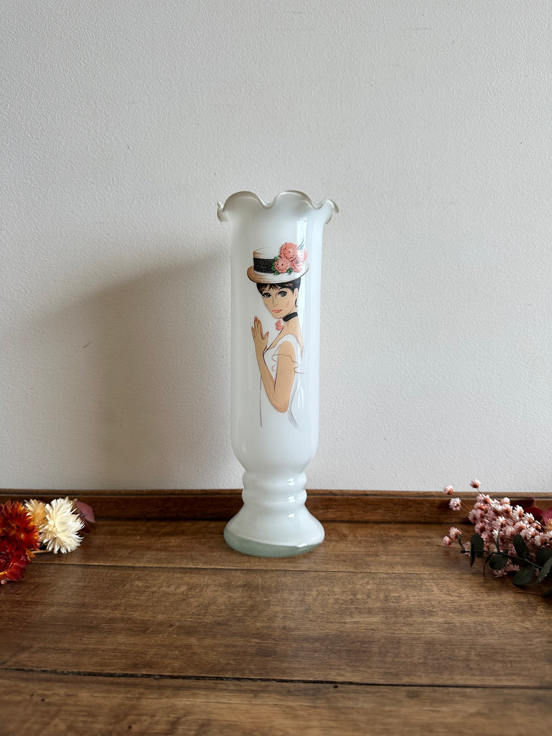 Vase en opaline blanche jeune femme années 50