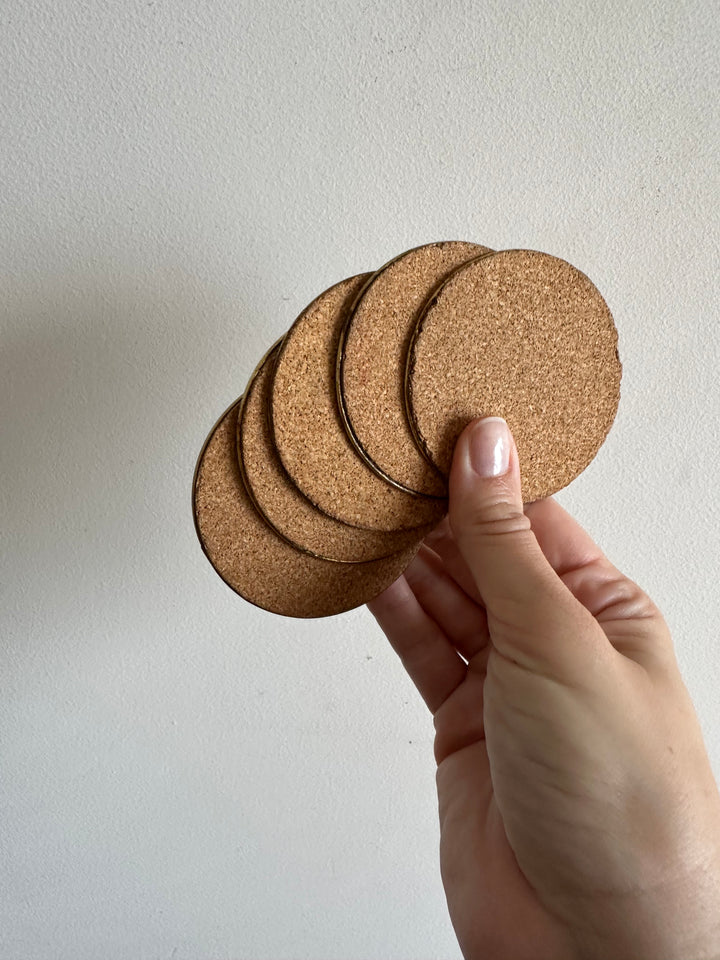 Sous-verres en nacre effet doré cerclés de laiton