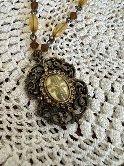 Collier médaillon en laiton et perles ambrées